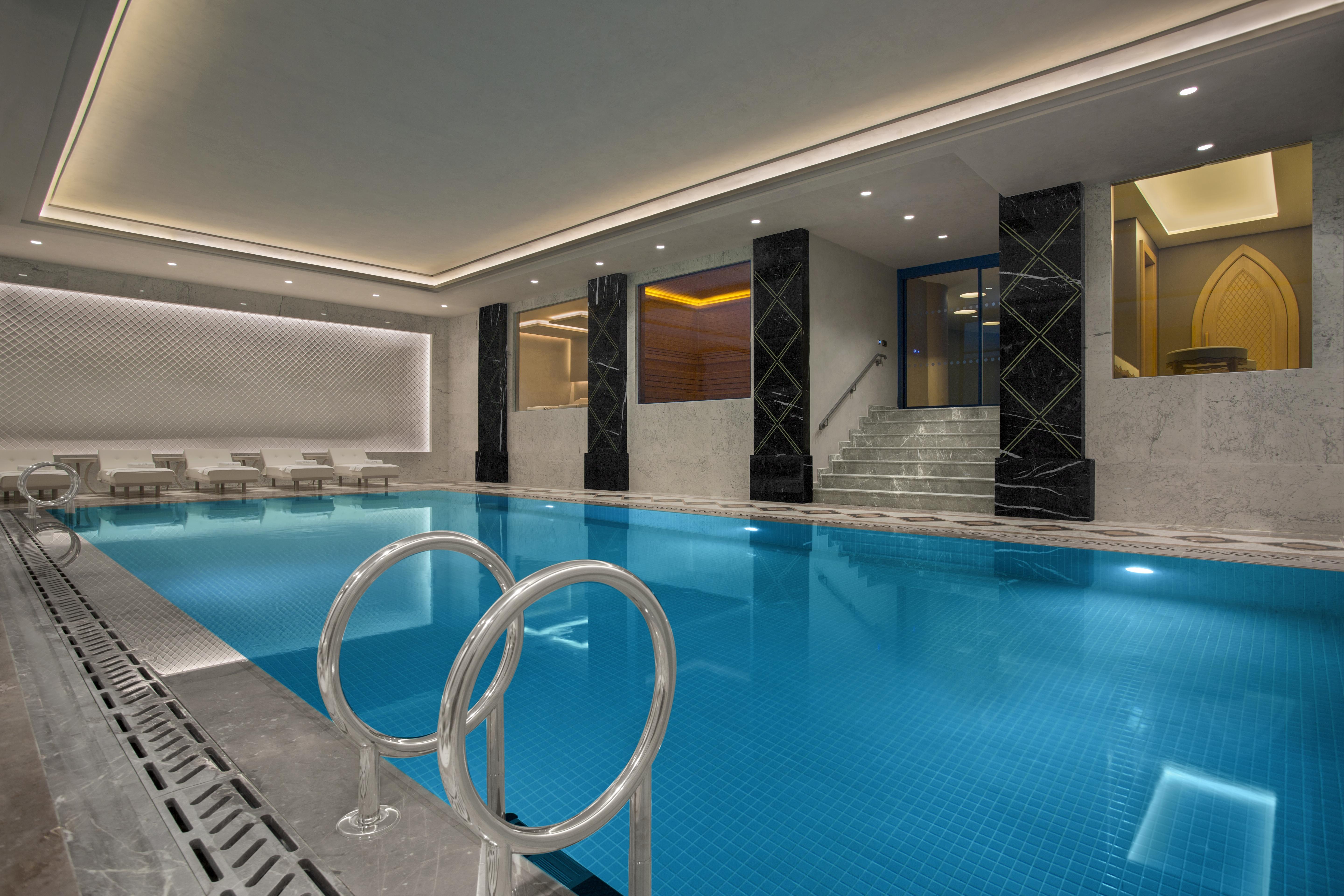 איסטמבול Lazzoni Hotel מראה חיצוני תמונה The pool at the hotel
