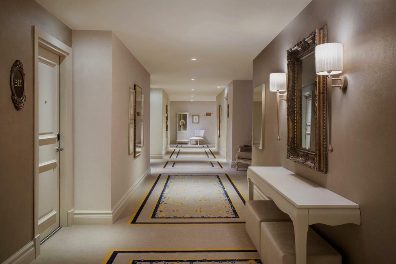 איסטמבול Lazzoni Hotel מראה חיצוני תמונה A corridor at the Four Seasons Hotel, London